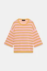 Sweater de punto a rayas horizontales en tonos rosado y mostaza, de cuello redondo, mangas por debajo del codo y corte holgado.