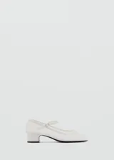 Zapato de malla blanca con tacón bloque, tejido semitransparente, cierre de hebilla y punta redonda.