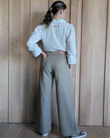 Pantalón de jean estilo wide leg con costuras verticales frontales, tiro alto y bolsillos laterales.