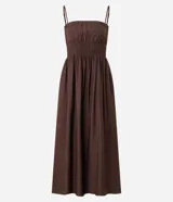 Vestido midi de viscosa certificada, color marrón oscuro, con escote recto y breteles finos. Presenta un canesú fruncido con efecto smock o lastex en el busto y falda de corte amplio.