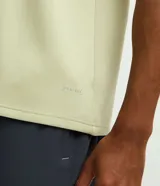 Remera deportiva de cuello redondo y manga corta, confeccionada con tecnología Dry para mayor transpirabilidad y control de la humedad. Presenta un diseño minimalista y funcional, ideal para actividades físicas.