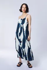 Vestido largo blanco con estampado de cebras en color azul, de breteles finos y corte holgado.