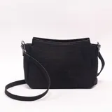 Bandolera negra con textura efecto cocodrilo, diseño estructurado y correa ajustable para el hombro.