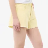 Short de jean color amarillo, de tiro alto con bolsillos y diseño clásico de cinco bolsillos.