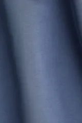 Vestido corto azul con escote bote y mangas cortas. Presenta costuras moldeadoras en el frente y forro parcial.