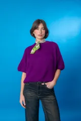 Sweater color verde menta de tejido de punto, con cuello redondo y mangas cortas.