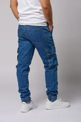 Pantalón jean de corte jogger con bolsillos cargo laterales y puños elásticos en los tobillos.