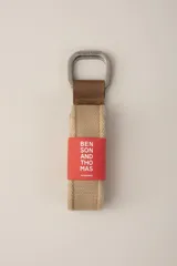 Cinturón gris de tela con hebilla metálica doble cuadrada.