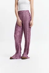 Pantalón de poliéster color lila con efecto metalizado y textura corrugada.