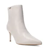 Botas de caña media con taco fino, confeccionadas en cuero de color blanco, con punta fina y cierre lateral.