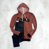 Canguro bordó con capucha, puños y cintura negros, cordones blancos y estampa negra con la palabra "Cools" en el pecho.