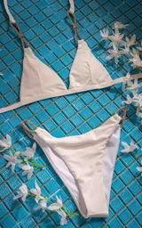 Conjunto de bikini blanco con corpiño triangular y tiras con detalle de strass.