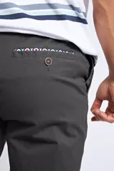 Pantalón chino color beige de gabardina, corte regular y logo bordado.