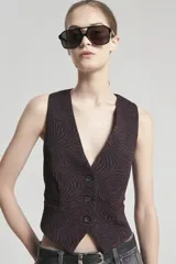 Chaleco negro con estampado de ondas en color borgoña, escote en V y cierre frontal con tres botones.