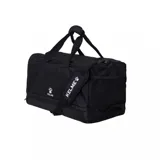 Bolso de viaje deportivo de color negro con asas de mano y correa ajustable para el hombro. Cuenta con cierre principal y bolsillo lateral de red. Logo de la marca estampado en blanco.