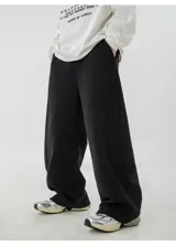 Pantalón deportivo negro de corte ancho.