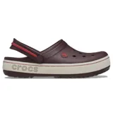 Zueco Crocs modelo Crocband Heritage, color bordó con suela blanca y detalles en rojo. Presenta correa pivotante bicolor, diseño con textura en la banda lateral y logo de la marca en el lateral.