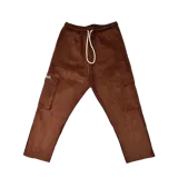 Pantalón de pana marrón tipo cargo con bolsillos laterales y bordado en la tapa de uno de los bolsillos.