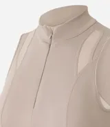 Vestido deportivo de microfibra color beige, con cuello alto y cierre frontal parcial. Presenta recortes laterales de tul y diseño sin mangas con falda acampanada. Incluye short interno para mayor comodidad.