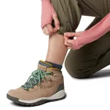 Pantalon de trekking Columbia modelo Leslie Convert, color verde oliva. Es una prenda técnica convertible que permite desmontar las piernas para transformarse en shorts. Cuenta con cintura media, rodillas articuladas, múltiples bolsillos funcionales y tecnología de secado rápido.