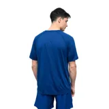 Remera deportiva Umbro de manga corta, color azul marino con textura sutil y logo de la marca estampado en el pecho.