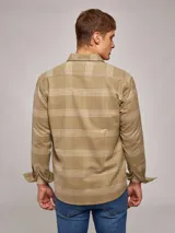 Sobrecamisa beige a cuadros negros y verdes, de manga larga y corte recto.