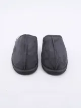 Pantuflas de hombre cerradas, color marrón, con interior de piel sintética color crema.