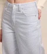 Pantalón wide leg de sarga con rayas verticales, tiro alto, trabillas en la cintura y cinco bolsillos.