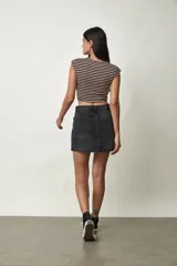 Minifalda de denim gris oscuro, con diseño clásico de cinco bolsillos, cierre frontal con botón y cremallera, y costuras pespuntadas a tono.