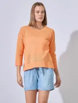 Buzo color salmón en tejido calado, marca Cable & Gauge. Cuello a la base, largo de manga 3/4. Ruedo y puño en tejido acanalado.