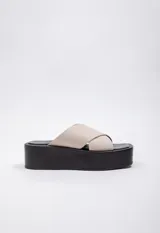 Sandalia de plataforma con punta cuadrada, compuesta por dos tiras anchas cruzadas en la capellada y suela de plataforma alta.