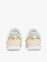 Zapatillas Tommy Hilfiger color blanco con detalles en beige, dorado y verde agua.