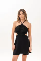 Vestido corto negro con escote halter y diseño cut out en los laterales de la cintura. Confeccionado en lino, cuenta con la parte superior en lino broderie con diseño paisley.