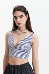 Top corto a rayas verticales verdes y blancas, con escote en V y elástico en la espalda.