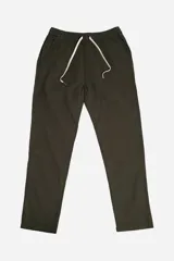 Pantalón jogger verde oscuro de algodón con cintura elástica y cordón ajustable. Cuenta con bolsillos laterales y traseros, y un logo estampado.