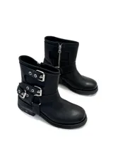 Botas cortas negras de cuero vacuno, con hebillas plateadas, cierre lateral y estribo desmontable.