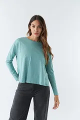 Remera celeste de algodón, de manga larga y cuello redondo.