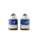 Championes urbanos New Balance modelo 550, color blanco con detalles en azul y gris, confeccionados en cuero y malla, con logo "N" característico en los laterales y suela de goma color caramelo.
