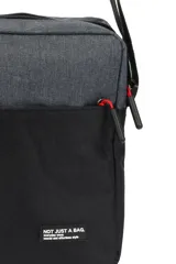 Morral de poliéster en dos tonos de gris, con dos bolsillos frontales y correa ajustable negra.