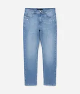 Pantalón de jean masculino, modelo slim, con lavado claro y pequeños desgastes en los bolsillos. Confeccionado en denim con elastano.
