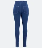 Pantalón de jean azul oscuro, corte skinny, tiro alto, con trabillas en la cintura, cierre con botón y cremallera, y dos bolsillos traseros.