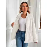 Campera de corderito color blanco, con cuello alto, cierre frontal completo y un bolsillo en el pecho con cierre.