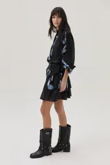 Blusa blanca de viscosa con cuello mao, mangas largas abullonadas y bordados florales en el frente y las mangas.