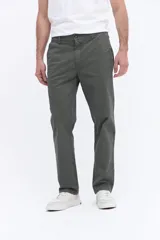 Pantalón de corte regular con diseño de cinco bolsillos, confeccionado en tejido de algodón con elastano. Presenta cierre frontal con botón y cremallera, y cuenta con logo bordado sutil en uno de los bolsillos.