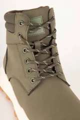 Borcegos deportivos de caña media, color negro, con cordones al tono y suela de plataforma gris con relieve antideslizante.