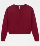 Sweater color marrón de punto con cuello redondo y mangas largas.