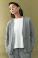 Cárdigan gris melange con cuello en V y cierre frontal con botones.