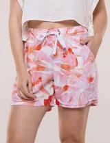 Short de lino con silueta relajada, estampado en tonos azules y tierra sobre fondo blanco. Posee cintura elastizada con cordón ajustable, bolsillos laterales y dobladillo en las piernas.