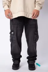 Pantalón cargo de jean con lavado ácido en tono gris, corte holgado, bolsillos laterales tipo cargo y bolsillos frontales tipo parche.