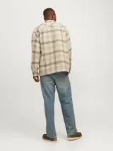 Sobrecamisa a cuadros beige y marrón claro, de manga larga con puños abotonados, cierre frontal con botones, cuello camisero y bolsillos de parche en el pecho.